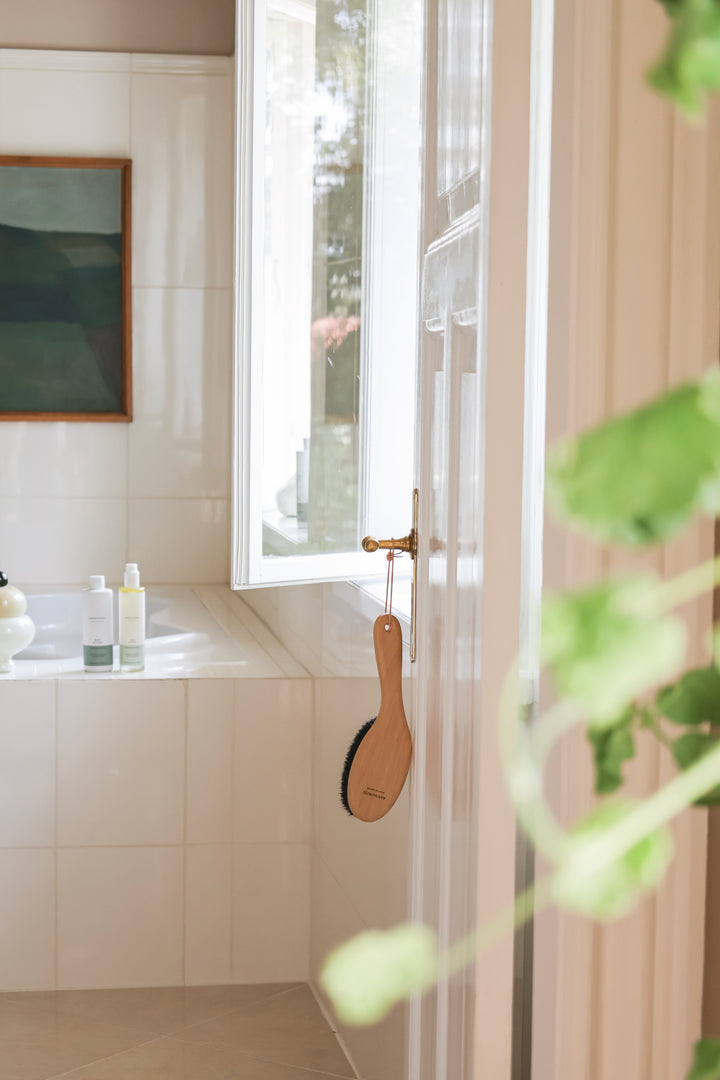 RECHARGE Body Brush - Lang Handvat